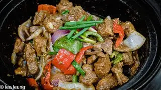 廣東話影片｜啫啫排骨煲｜經典香港煲仔菜，又來一隻砂煲炒到尾，雖然犯傻忘記了一個程序，但從總結中，大家可以知道如何使用一鍋炒到底的技巧，讓經典重現。