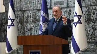 Ambassador Huckabee removes the yellow hostage ribbon from his lapel     Video: Yoav Dudkevich/TPS