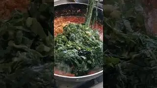 Adding cocoyam leaves 🍃(Kontomire) to my stew -  Ghana Street Food