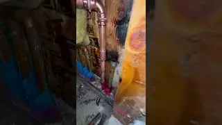 Утечка горячей воды из трубы под плитой фундамента привела к поломке коллекторов и необходимости ...