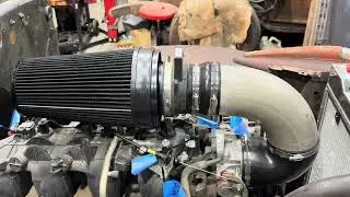 Впускной коллектор и датчик MAF установлены на грузовике Chevy LS 1946 года выпуска.
