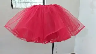 Crinolina pomposa para niña pequeña.