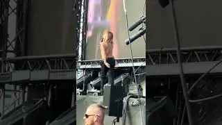 👕⚡ Iggy Pop rips through the beat like a storm &ndash;his body is the rhythm, his soul the noise #IggyPop