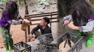 The mysterious woman signaled to Hoang when she discovered the newly hatched chicks.