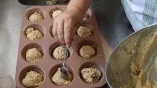 Домашние маффины-пончики: мягкие, воздушные и покрытые корицей и сахаром.