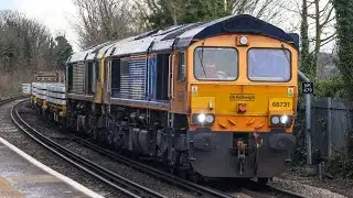 Double Pass! GBRF 66731 &lsquo;Cap&rsquo;t Tom Moore&rsquo; & FL 66585 passing Colas 66847 &lsquo;Terry Baker&rsquo; at Northfleet