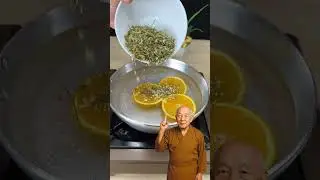 Положите апельсин в кипящую воду.