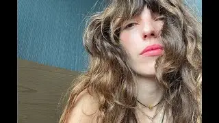 Lou Doillon  :on adore son surprenant sapin de No&euml;l, d&eacute;cor&eacute; avec des rubans multicolores !