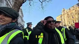 Двухуровневая система полицейского контроля ставит чувства левых выше прав журналистов.