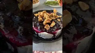 Запеченный сыр Бри с черникой и грецкими орехами 🫐 Полный рецепт этого простого и вкусного сыра Б...