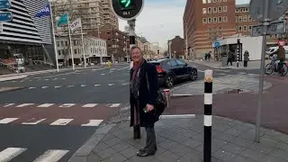 Arno Visser (Voorzitter Bouwend NL) loopt na gesprek met informateur Letschert naar VNO/NCW-toren. 