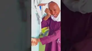 شي يدل على فخر ونعمه الإسلام في احد مدارس السلطنه عمان تلميذ يرفعو اليد ويدعو ❤️🇴🇲