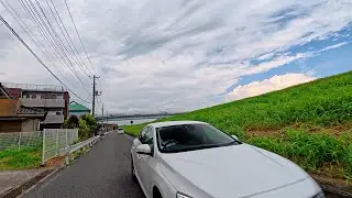 すれ違いギリギリの細い道を走行　Driving down a narrow road where vehicles barely pass each other