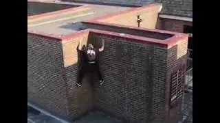 Video de chicos saltando por las. Terraos de las fincas