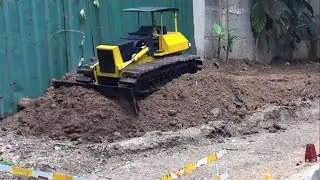 amazing powerful rc dozer pushing soil for storage area