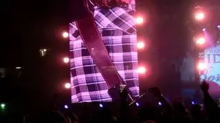 Kid Rock gets a new car for his 40th birthday, Performs 