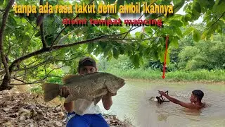 Padahal airnya keruh tak ditau apa saja yang ada dibawah tapi rela turun demi ambil pancing dan ikan