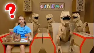 🍿 МІЙ ПЕРШИЙ КАРТОННИЙ КІНОТЕАТР! ДИВИСЬ, ЯК МИ ГРАЄМО 🎬💥