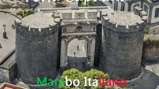 Porta Capuana - монументальные ворота пятнадцатого века.