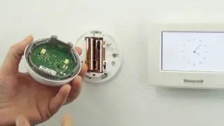 Bytte batterier p&aring; den Runde termostaten T87RF