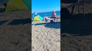 domenica con amici in spiaggia per assaporare gli ultimi raggi di sole d' autunno