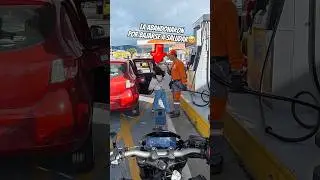 La ABANDONARON por bajarse del carro 😔 #risas #biker #diversion #motos #humor