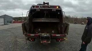 2004 GMC C7500 11 Yard Trash Truck