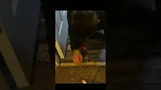 Установка перехода от LVP к ковру &mdash; метод &laquo;подгиба и рулона&raquo; (без клейкой полосы)