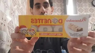 Probando el turron de Donettes rayados.