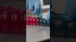 Разрезаем этого гигантского липкого червяка!