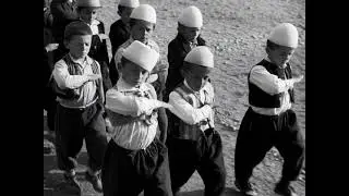 Nx&euml;n&euml;sit me Plisa n&euml; koke dhe  me dor&euml; ne zem&euml;r, nisin vitin shkollor n&euml; Kruj&euml;, Shqiperi vitin 1935