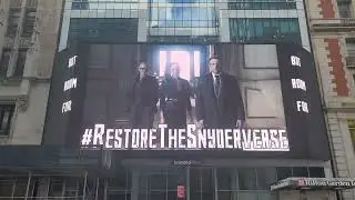 F&atilde;s pedem Restaura&ccedil;&atilde;o Snyder Verso com propaganda proximo a San Diego Comic Con