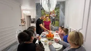 У нас в доме праздник! Полный дом гостей. Нас завалило подарками.