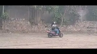Scooty 🛵 chlaty hua right side u turn practice ciykal nahi aati hai. Scooty 🛵 girl training 