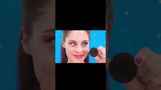 The translation of Iconic eating of Oreo in German is Iconisches Essen von Oreo