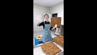 这个是温州风味的猪油渣，吃起来特别酥脆，特别香，而且它这个一点都不油腻，越嚼越香，真的是小时候的味道。平时追剧的时候来上这么几片，真的是太幸福了！它是用猪板油做的，肥瘦相间，吃起来一点都不腻人，真的