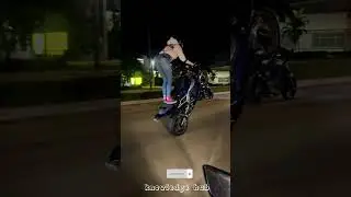 Atraksi cewe barbar freestyle jemping motor di jalan viral