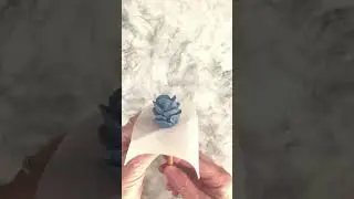 Piping icing roses on a dowel #cakedecoratingideas #buttercreamflower #pipingtips #pipingskills