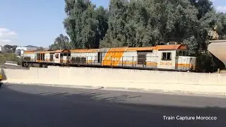Les DH-423 et DH-404 en unité multiple en tête d'un fret en ville des Fès.