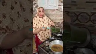 أكله بالليل والناس نايمين