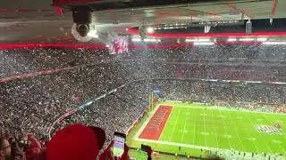 Footballfans in der Allianz Arena M&uuml;nchen singen &bdquo;Country Roads&ldquo; beim ersten NFL Game in Deutschland