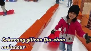 Qia-chan Main Salju di Trans Snow World Bekasi