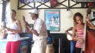 En La Dichosa un mojito con los 5 del Son