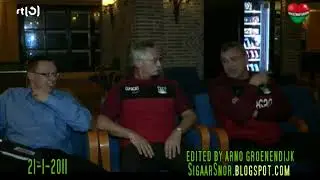 Wiljan Vloet imiteert Johan Derksen samen met Technische staf NEC - Voetbal International 21-01-2011