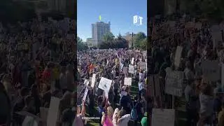 Тысячи протестующих собираются в Шарлотте, Северная Каролина, на общенациональные акции протеста ...
