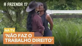 Carol cospe em Rayane durante briga no cuidado da horta | A Fazenda 17