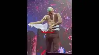 Chris Brown rips off his shirt doing performance 😍😍 #chrisbrown #shorts #omg