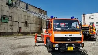Požár haly v areálu bývalého dolu 9. květen ve Stonavě likvidovalo devět jednotek hasičů, 28.4.2022
