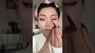 Strawberry sweetheart Asian freckle makeup in American TV series pinching with hands #