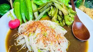 Rice noodles with fermented fish sauce